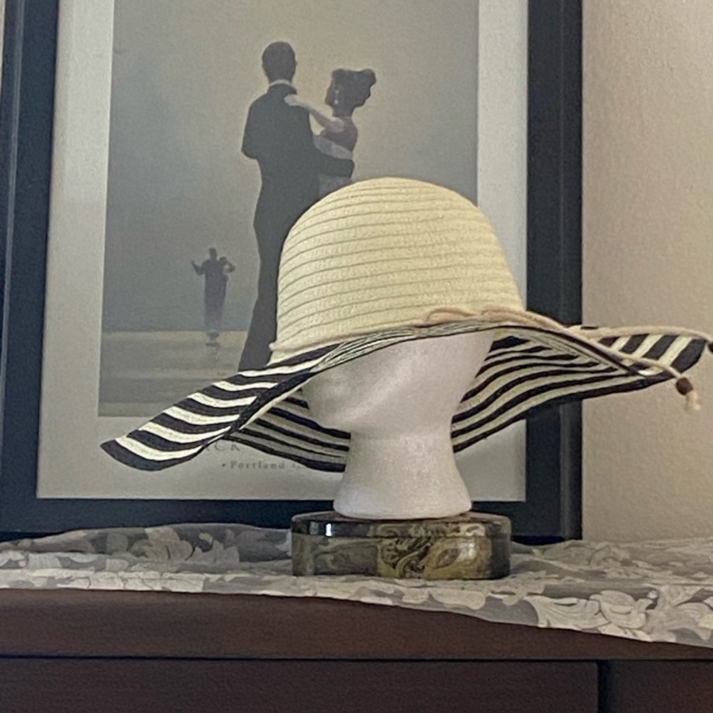 Striped detailed straw wide brimmed sun hat! A fashion, easily adjustable brim